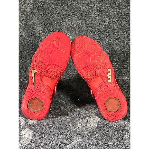 Nike LeBron 12 Shoe boy Size 7Y/ women’s 8.5 Red Sneaker Basketball University - Picture 8 of 9